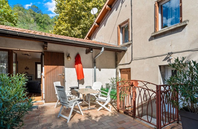 Studio 'Maupas' with Shared Terrace and Wi-Fi