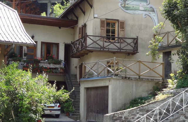 Studio Max 4 x Persons. Perfect location everything within walking distance.