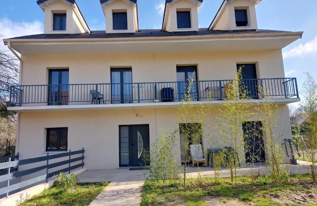 STUDIO meublé, proche de la gare T12