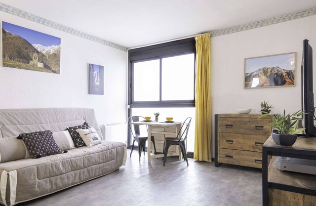 Studio near ski slopes with parking, bright and quiet