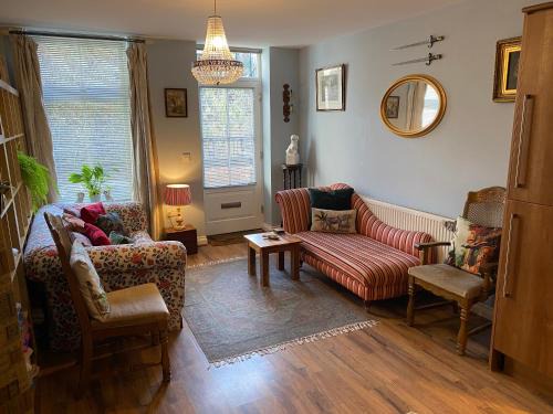 Studio - Sleeps 2 - Pets - Terrace - Parking