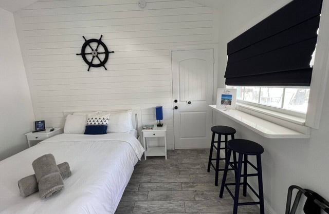 Studio steps to beach w/queen bed #2