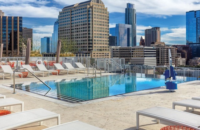 Studio unit/Austin - Full Kitchen, W/D, Rooftop Pool, & More!