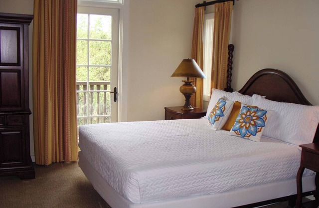 Studio w/balcony -full kitchen -top floor -pool & hot tub
