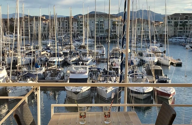 Studio with exceptional view of Port Frejus, swimming pool, parking, direct beach access