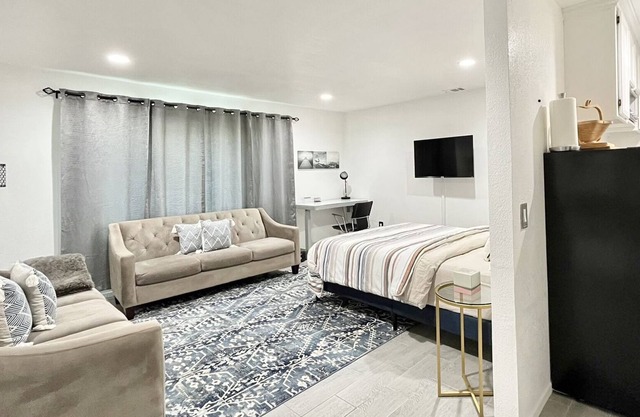 Studio with private garage near CBU, Kaiser & Parkview Hospital