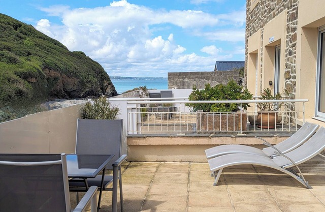 Studio with sea view - close to restaurants and the port