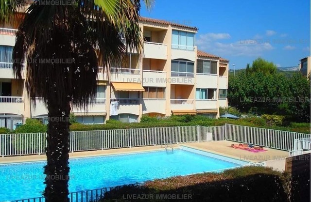 Studio with terrace in residence with swimming pool for 4