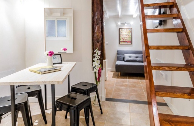 Studio with the bedroom in a high ceiling. Fully equipped with internet