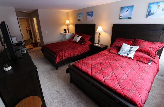 Studio with two queen beds renovated on bus route close to all