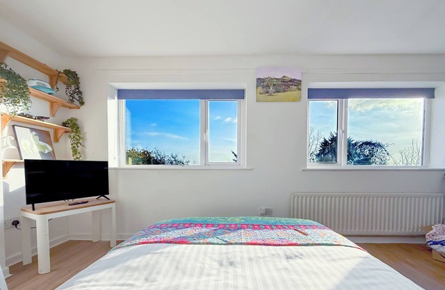 StudioSleeps2-Glastonbury-Peaceful-Countryside