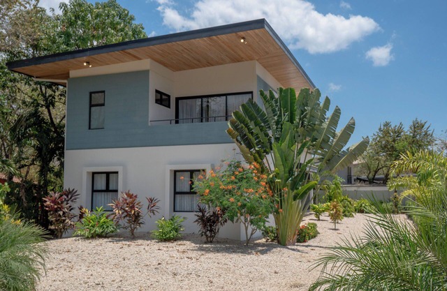 Stunning Gem in Junquillal 3Br, private deck, 1 min walk to beach, big parking
