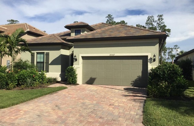 Stunning 2,000 square foot luxury home with Resort Amenities, minutes to golf