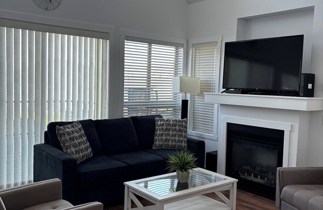 Stunning 2 Bed and Loft Cottage on Lake Okanagan