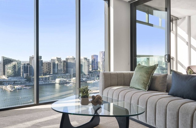 Stunning 2-Bed Apartment with Water Views