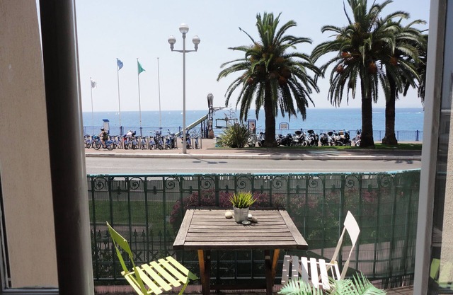 Stunning 2-bed Apartment, Spectacular Sea Views, 150m from beach