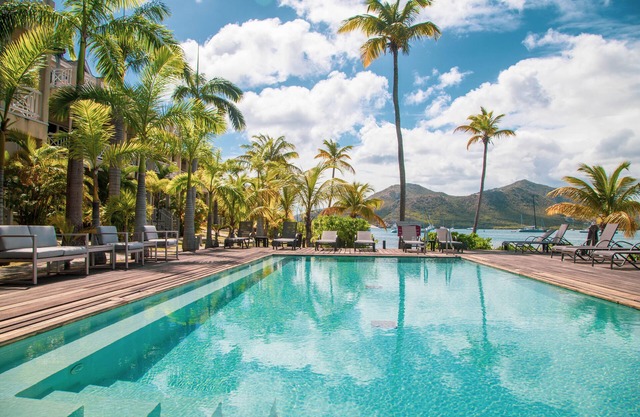 Stunning 2 bedroom Condo with epic Yacht Club and Harbour view !