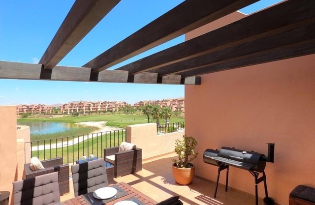 Stunning 3-bed, 2-bath apartment with large balcony terrace & lake view