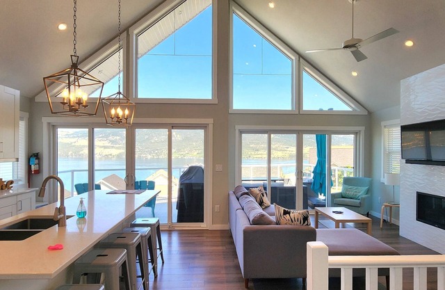 Stunning 3 Bedroom Lakeview Cottage on Lake Okanagan