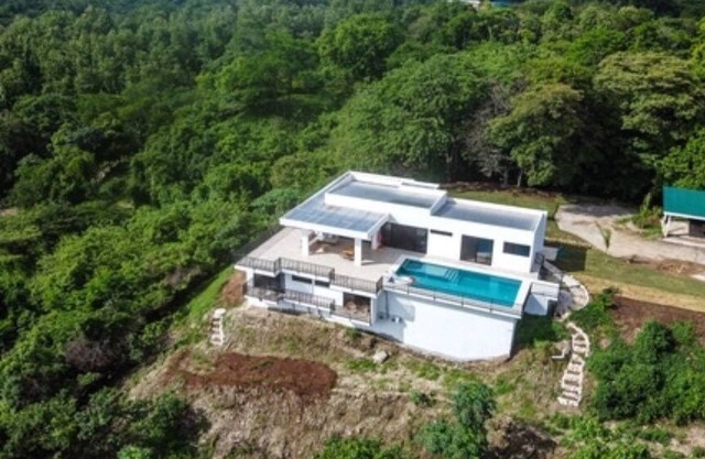 Stunning 3 bedroom modern Villa in the jungle