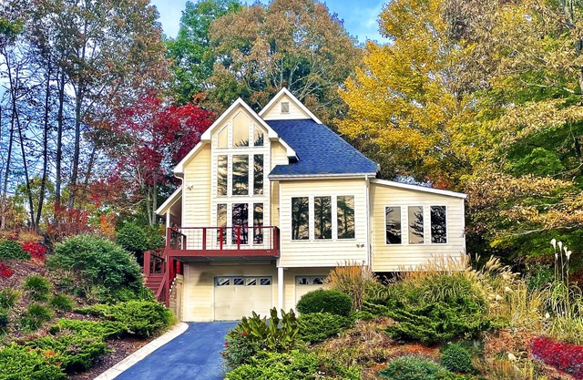 Stunning 3 Level Chalet, 3 Miles to Helen, Mountain Views, Fire Pit, Pool, Golf.