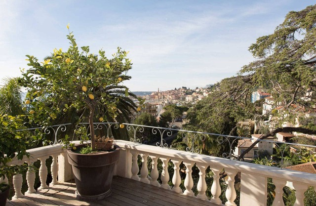 Stunning 3-room duplex in a quiet area with terrace, private parking and WiFi