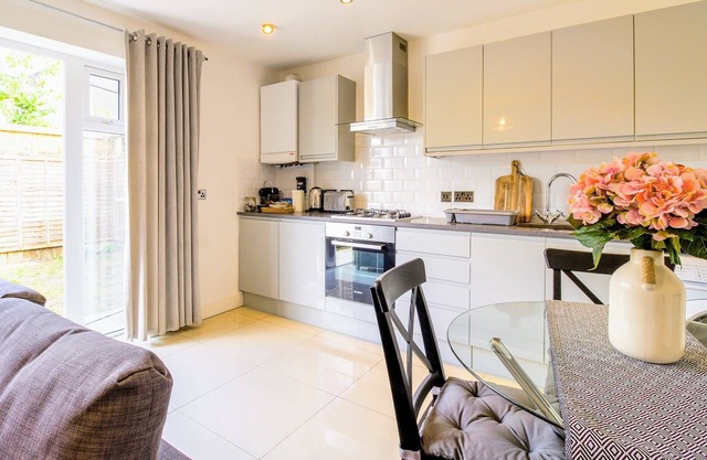 Stunning 3bedroom bungalow in Uxbridge (Parking)