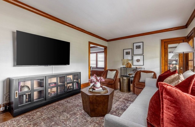 Stunning 3BR - Near Cleveland Clinic Main Campus