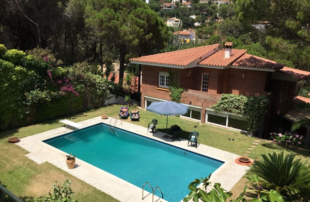 STUNNING 5 BEDROOM DETACHED VILLA NEAR A SANDY BEACH AND MARINA, PRIVATE POOL