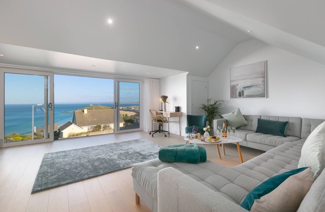 Stunning 5 bedroom holiday home, with amazing sea views, garden and parking