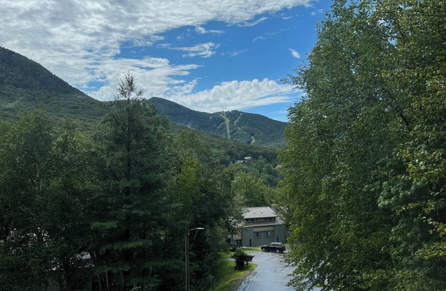 Stunning 5-bedroom Townhome Across from Loon Mtn with Ski Shuttle
