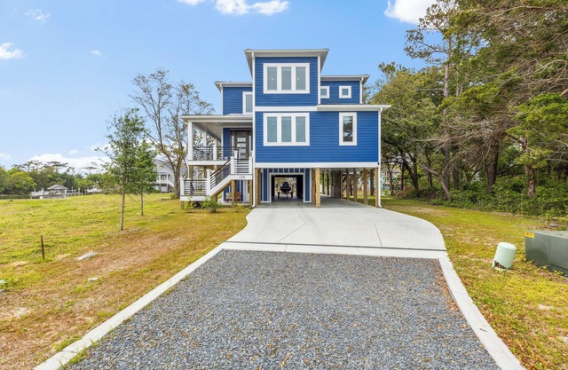 Stunning 5Br Retreat Tucked on the Davis Canal on Oak Island - Sleeps 14!
