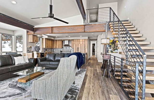 Stunning 5BR Townhome & Incredible Mountain Views!