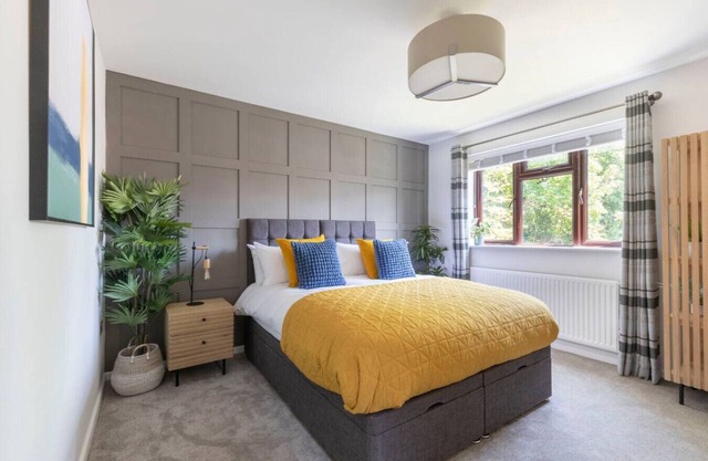 Stunning 6-Bed Home in Cheltenham with Hot Tub