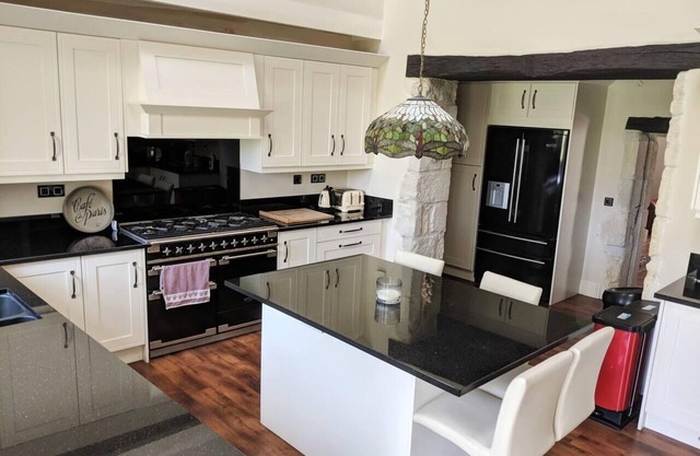 Stunning 7-Bed Vineyard masters house in Dieulivol