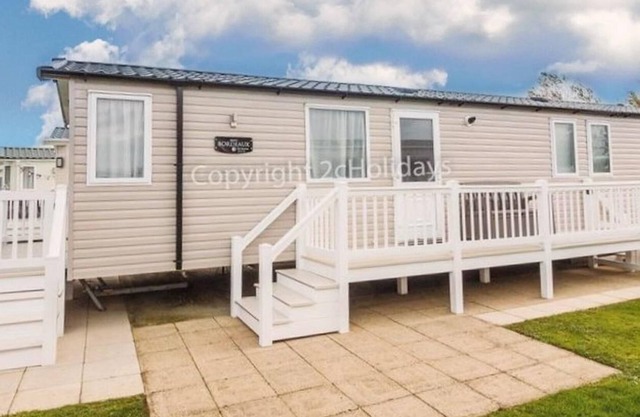 Stunning 8 berth caravan for hire at Hopton Haven Holiday Park ref 80009W