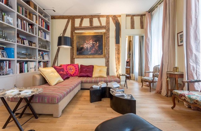 Stunning Apartment Steps from the Louvre with Air Conditioning, Central Paris