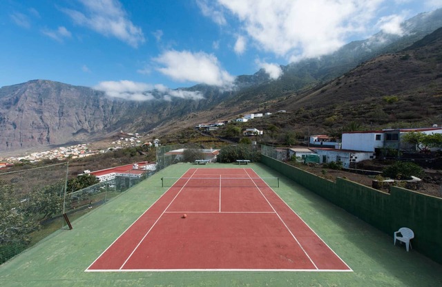 Stunning apartment with sea and mountain views, tennis, and WiFi