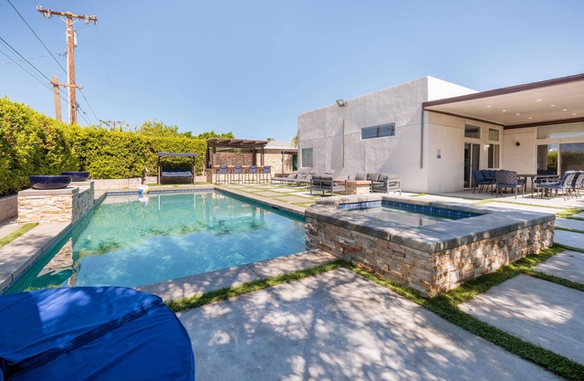 Stunning Backyard, Pool & HotTub, Gameroom, BBQ