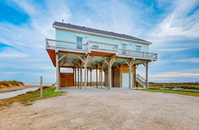 Stunning | Beachfront | Cargo Lift | Sleeps 14