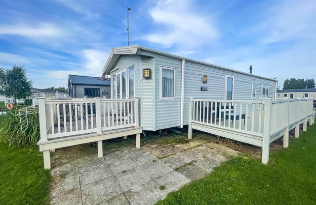 Stunning dog friendly caravan at Manor Park, Hunstanton in Norfolk ref 23188K