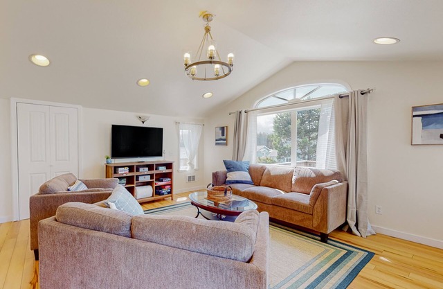Stunning dog-friendly home with W/D, board games, balcony, deck, & beach towels