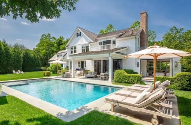 Stunning East Hampton house. Walk to town and bike to beach.