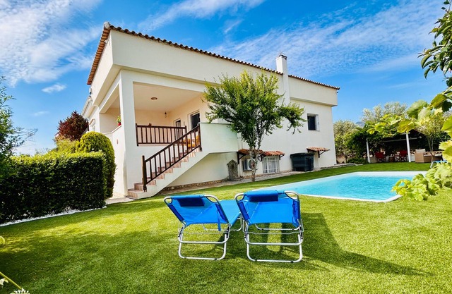 Stunning Greek villa w/private pool & sea view - 4min walk to beach, sleeps 2-7