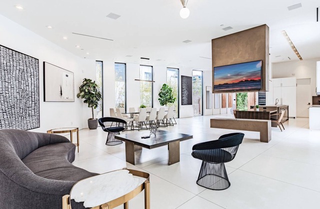 Stunning Hollywood Hills Villa Retreat -5BRM