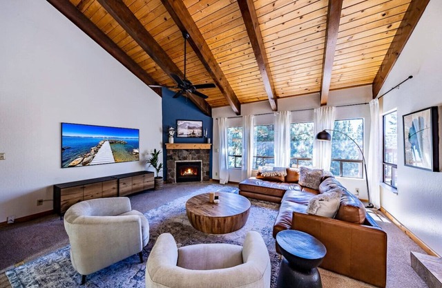 Stunning Home | Hot Tub-Deck-Heavenly | Sleeps 8