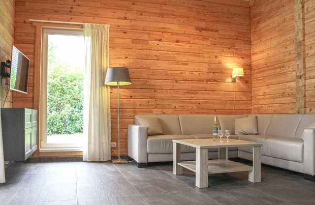 Stunning Home In Heel With Lake View