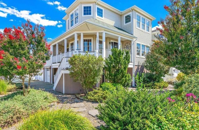 Stunning home in Ship Bottom with 4 Bedrooms, Internet and WiFi