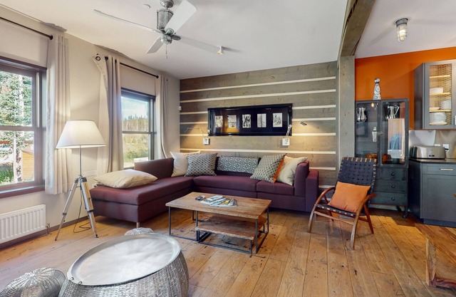 Stunning home w/views to Kachina Peak, private W/D, ski-in/out access
