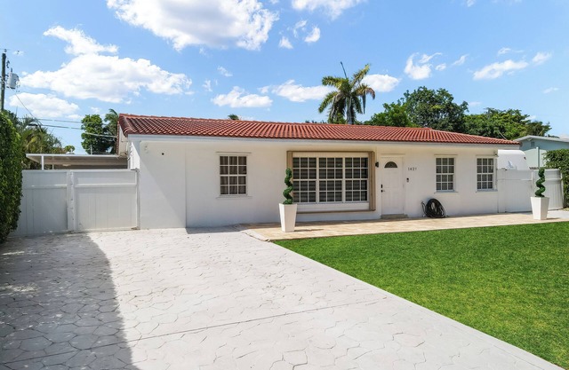 Stunning Home with a HEATED POOL 4 miles to the beach!